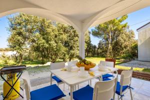 A seating area at Apartment in pinewood near the sea