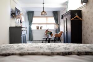 a room with a bed and a table and chairs at Het Ankertje (Oosterhaven) in Medemblik