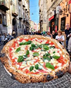 ナポリにあるHouse Maria Paradisoの大ピザ