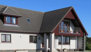 uma casa com um telhado de gambrel em Bosta 12 Knock em Stornoway