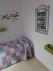 カディスにあるCádiz Apartamento Mentidero Plazaのベッドルーム1室(ベッド1台、壁掛け鏡付)