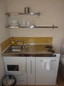 WynnStay Studio Apartments tesisinde mutfak veya mini mutfak