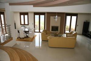 sala de estar con sofás y mesa en Villa Under Meteora, en Kalambaka