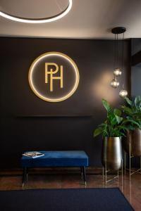 a sign on a wall with a blue bench in a room at Boutique Hotel Poppenbütteler Hof in Hamburg