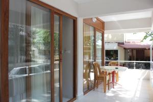 a room with glass doors and a table and chairs at Alpaylar Otel & Apart in Akçay