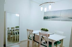 een eetkamer met een witte tafel en stoelen bij Nuestra Casa en Gran Alacant in Gran Alacant