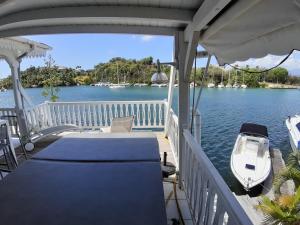 Ein Blick auf den Pool von der Unterkunft Vue Mer - DUPLEX F4 Marina du Gosier oder aus der Nähe