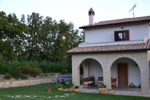 a house with an archway next to a yard at Casa di Romano in Terni