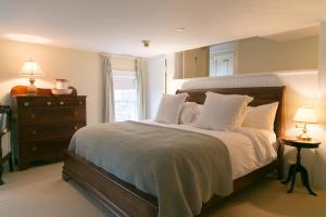 Postel nebo postele na pokoji v ubytování Bridgehampton Inn