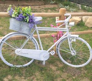 a white bike parked next to a fence with flowers at B&B Casa Giorgia in Campobasso