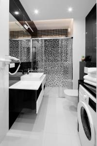 een badkamer met een wastafel, een toilet en een douche bij Native Apartments Lubelska 10 in Krakau
