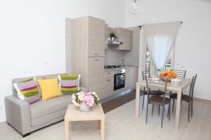 een woonkamer met een bank en een tafel bij Rosy House - Hospitality in Pimonte