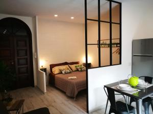 a small room with a bed and a table and a table sidx sidx at Amelia Apts & Rooms in Alghero