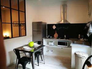 Kuchyň nebo kuchyňský kout v ubytování Amelia Apts & Rooms