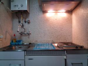 A kitchen or kitchenette at Estudio T0 sobre a praia