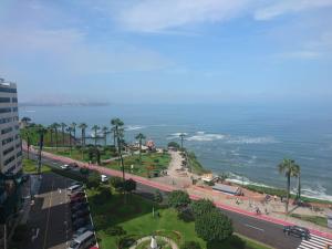una vista aérea de una calle y del océano en Malecón, en Lima