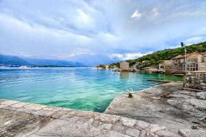 une vue sur une grande étendue d'eau dans l'établissement Apartments Porto Bjelila, à Tivat