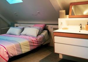 蒙特勒伊濱海的住宿－Montreuil Appart Holidays，一间带床和水槽的小卧室