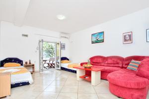 A seating area at Apartments Porto Bjelila
