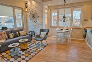 Posezení v ubytování Apartment Audrey by SofiaSpot - central, metro to airport