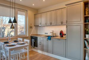 Kuchyň nebo kuchyňský kout v ubytování Apartment Audrey by SofiaSpot - central, metro to airport + 31 fotografií