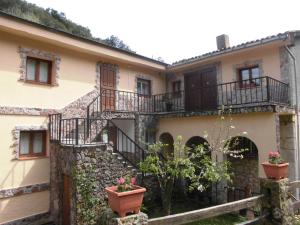 an old house with balconies and plants at El Molino in Arenas de Cabrales