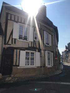 Un vieux bâtiment où le soleil brille dans l'établissement coeur de ville, à Beaugency