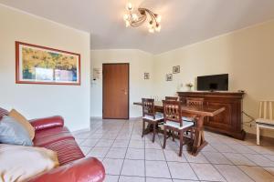 een woonkamer met een bank en een tafel bij Fortino Roomy Apartment in Turijn