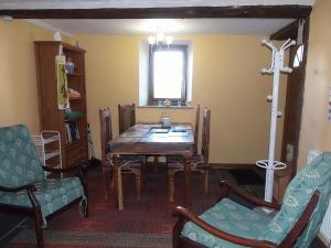 - une salle à manger avec une table et des chaises en bois dans l'établissement Lakeview, à Vire
