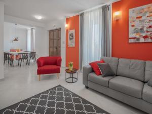 - un salon avec un canapé et un mur rouge dans l'établissement Holiday Home Amberg by Interhome, à Kastav