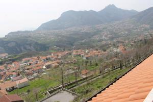 uitzicht op een stad met bergen op de achtergrond bij Casa Radicosa in Agerola