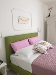 Кровать или кровати в номере Sorrento Penthouse Suites