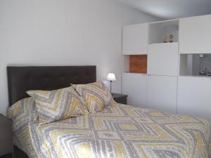 a bedroom with a bed with a black headboard at Pasco 1847 Apartamento 5B in Rosario