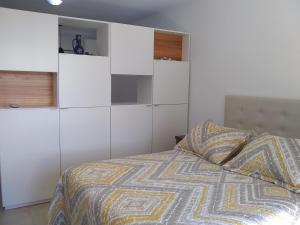 a bedroom with white cabinets and a bed at Pasco 1847 Apartamento 5B in Rosario