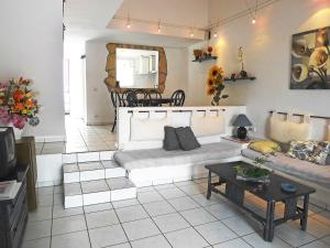 un soggiorno con divano e tavolo di Holiday Home Currican by Interhome a Empuriabrava