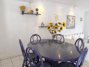 tavolo nero da pranzo con sedie e fiori di Holiday Home Currican by Interhome a Empuriabrava