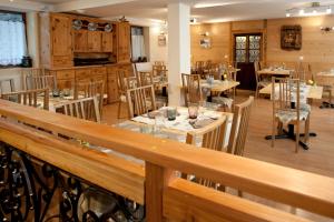 Restaurant ou autre lieu de restauration dans l'établissement Chalet Hotel La Tarine