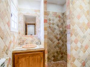 La salle de bains est pourvue d'un lavabo et d'une douche. dans l'établissement Apartment Les Carles by Interhome, à Saint-Tropez