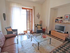 een woonkamer met een bank en een salontafel bij Apartment Residenza del Pascià by Interhome in Oggebbio