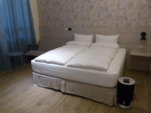 ein großes weißes Bett in einem Zimmer in der Unterkunft KLA B&B in Kaohsiung