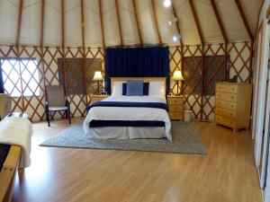 Tempat tidur dalam kamar di StoneWind Retreat