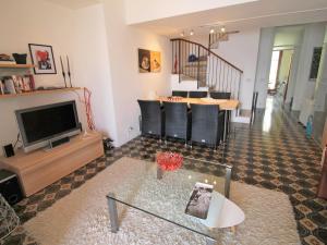 een woonkamer met een televisie en een tafel bij Apartment Residenza del Pascià by Interhome in Oggebbio