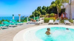 The swimming pool at or close to Apartamentos Monteparaiso Még 20 kép