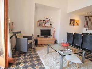 salon ze stołem i telewizorem w obiekcie Apartment Residenza del Pascià by Interhome w mieście Oggebbio +20 zdjęć