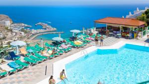 The swimming pool at or close to Apartamentos Monteparaiso