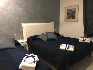 una camera con due letti e asciugamani di B&B Casa Gaia a Città della Pieve