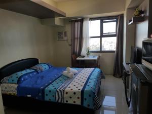 - une chambre avec un lit doté d'un ours en peluche dans l'établissement KC Studio 4 at Horizon 101 Cebu, à Cebu