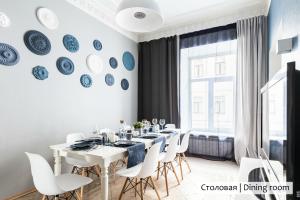 聖彼得堡的住宿－Hermitage Apartment 180m2，一间设有白色桌子和白色椅子的用餐室