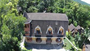 une vue aérienne sur une maison dans les arbres dans l'établissement Pousada Solar das Montanhas, à Penedo