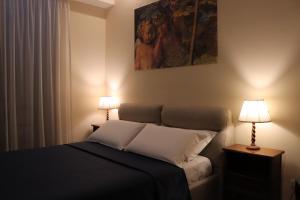 ein Schlafzimmer mit einem Bett und einem Wandgemälde in der Unterkunft The Center Of Rome B&B in Rom